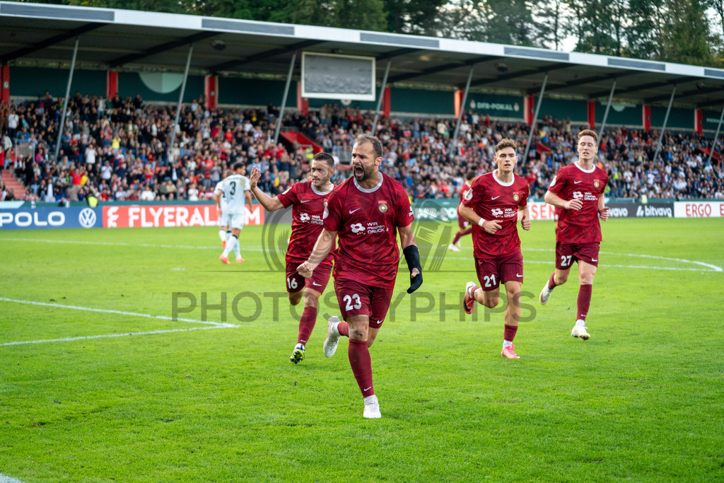 SG Sonnenhof Großaspach vs. Arminia Bielefeld, Fussball, DFB-Pokal, 1. Runde, 22.08.2026 | Fabian Eisele (SG Sonnenhof Großaspach, #23) jubelt nach seinem Elfmeter zum 2:2 mit Luca Molinari (SG Sonnenhof Großaspach, #21), Loris Maier (SG Sonnenhof Großaspach, #27) und Marius Kunde (SG Sonnenhof Großaspach, #16),SG Sonnenhof Großaspach vs. Arminia Bielefeld, Fussball, DFB-Pokal, 1. Runde, 22.08.2026,DFB regulations prohibit any use of photographs as image sequences and/or quasi-video