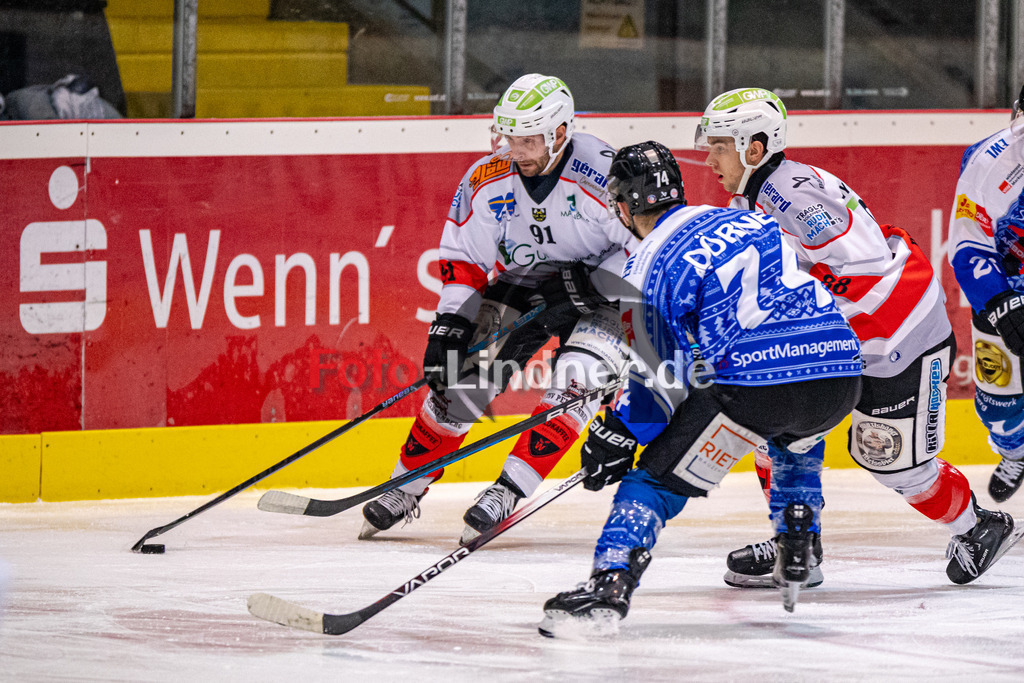 HC Landsberg Riverkings vs TSV Peißenberg Miners | Eishockey Bayernliga 2023/2024, HC Landsberg Riverkings vs TSV Peißenberg Miners, 20231217,
Kampf um den Puck ,
2023-12-17 in Landsberg (Eisstadion)
91 Dominik EBENTHEUER (Miners 91), 88 Zackary BROSS (Miners 88), 74 Marius DÖRNER (HCL 74)
Copyright: WolfgangxLindner foto-lindner.de