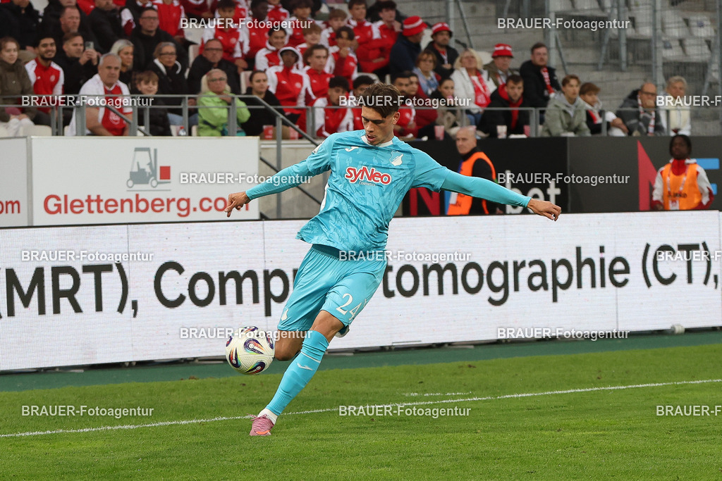 Rot-Weiss Essen - Hansa Rostock | Essen, Deutschland, 01.10.2025 Luca Erlein (TSG Hoffenheim) Einzelaktionwährend des 3.Liga Spiels zwischen  Rot-Weiss Essen und TSG Hoffenheim u23 am 20.09.2025 im Stadion an der Hafenstraße in Essen. (Foto von Timo Bluhmki-Schmidt/Brauer Fotoagentur