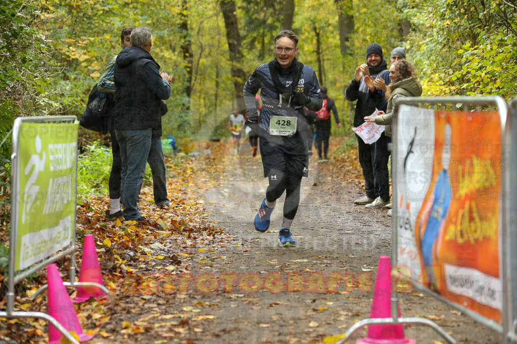 251026_1341_EX1_3845 | Sportfotografie im Rhein-Sieg Kreis, Köln, Bonn, NRW, Rheinland Pfalz, Hessen, etc. Unser Tätigkeitsfeld umfasst den Laufsport vom Volkslauf über den Marathon, Duathlon, Triathon bis zum Ultralauf wie Kölnpfad Ultra oder Schindertrail.