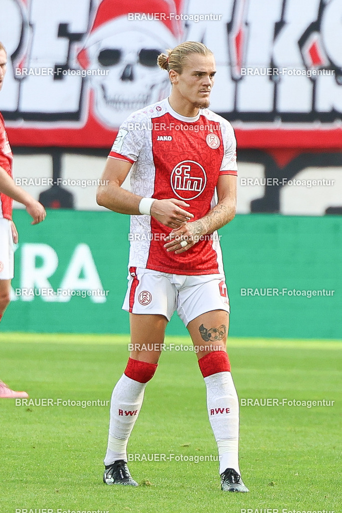 Rot-Weiss Essen - Hansa Rostock | Essen, Deutschland, 20.09.2025 Tom Moustier  (Rot-Weiss Essen) schautwährend des 3.Liga Spiels zwischen  Rot-Weiss Essen und Hansa Rostock am 20.09.2025 im Stadion an der Hafenstraße in Essen. (Foto von Timo Bluhmki-Schmidt/Brauer Fotoagentur