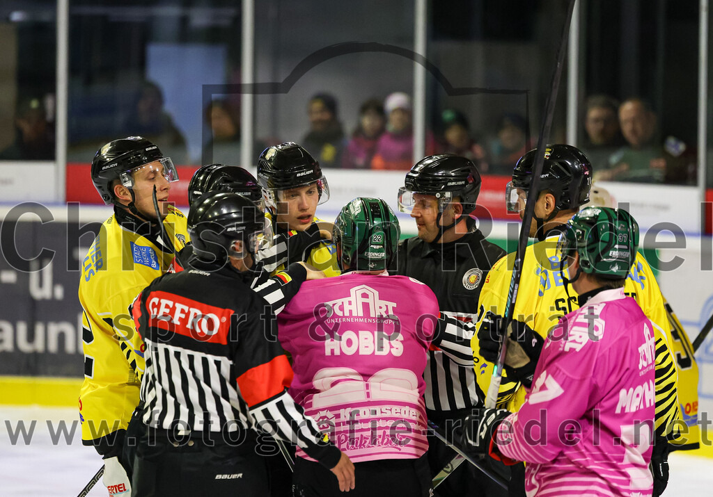 2025-10-10_132_TSV_Erding_gegen_onesto_Tigers_Bayreuth | Erding, Deutschland, 10.10.2025:Eishockey, Oberliga Süd 2025 / 2026, 7. Spieltag, TSV Erding gegen onesto Tigers Bayreuth, Endergebnis: 2:5Dominik Piskor (onesto Tigers Bayreuth, #92), Jannis Hüserich (onesto Tigers Bayreuth, #4), Grady Hobbs (Erding Gladiators, #22)Foto: Christian Riedel / fotografie-riedel.net