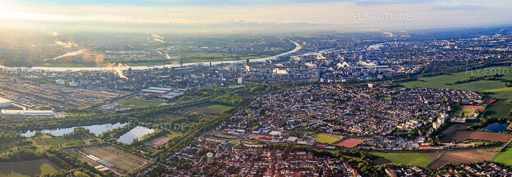 Luftbild: Technische Anlagen im Industriegebiet der BASF am Rhein hinter dem Ortsteil Edigheim im Ortsteil Oppau in Ludwigshafen im Bundesland Rheinland-Pfalz in Deutschland. Foto: IMG_088651-Pano.jpg vom 20.05.2016 durch Werner Riehm/FLY-FOTO.deAuflösung des Originals: 9207 x 3184 pxWWW.BASF.COM