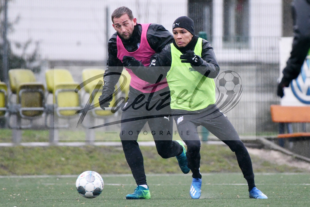 20200213_TRAOSN_0020 | Fussball, Herren: Marc Heider (VfL Osnabrueck) und Felix Agu (VfL Osnabrueck) im Zweikampf waehrend der Trainingseinheit des VfL Osnabrueck im Sportpark Illoshoehe am 13.02.2020 in Osnabrueck, Deutschland. - Realisiert mit Pictrs.com