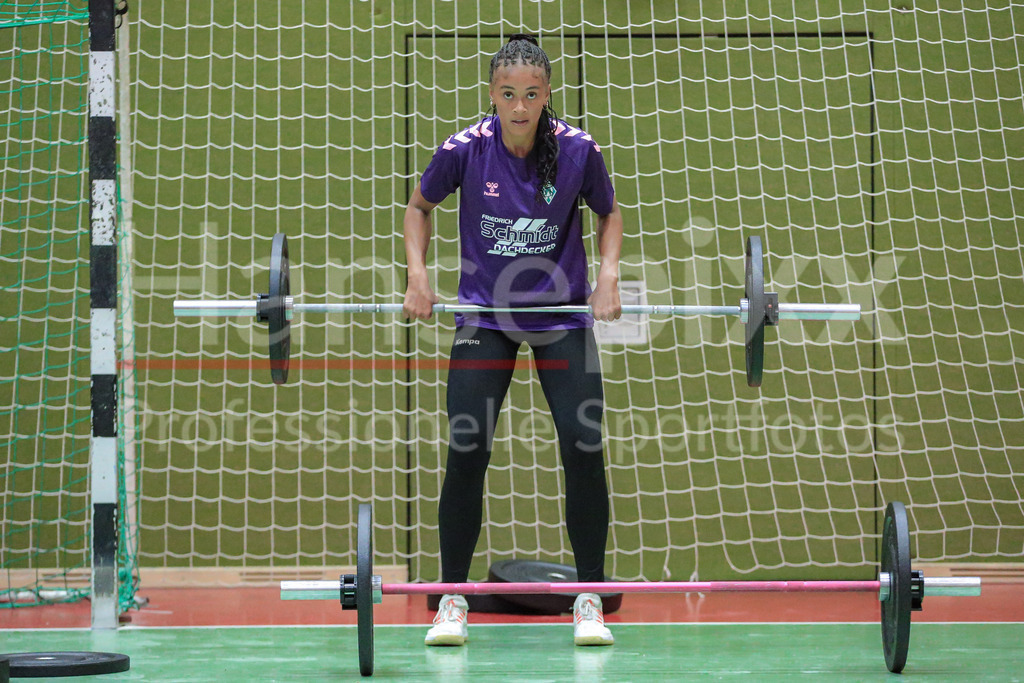 Handball, 2. Bundesliga Frauen, Training SV Werder Bremen | v.li.: Naomi Conze (SV Werder Bremen, 5) bei einer Übung, Trainingsübung