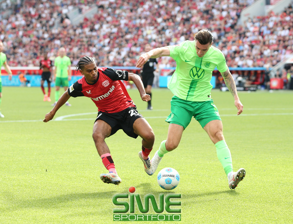 1.Fussball-Bundesliga  :    Bayer 04 Leverkusen--VfL Wolfsburg   4.Spltg. | 22.09.2024; Fussball; GER;  Saison 2024/2025 ; 1.Bundesliga;  4.Spieltag. :  Bayer 04 Leverkusen-- VfL Wolfsburg  :    Amine Adli (21/B04)  im Duell mit  Cedric Zesiger (5/WOB).DFL REGULATIONS PROHIBIT ANY USE OF PHOTOGRAPHS AS IMAGE SEQENCES AND/OR QUASI-VIDEO. - Realisiert mit Pictrs.com