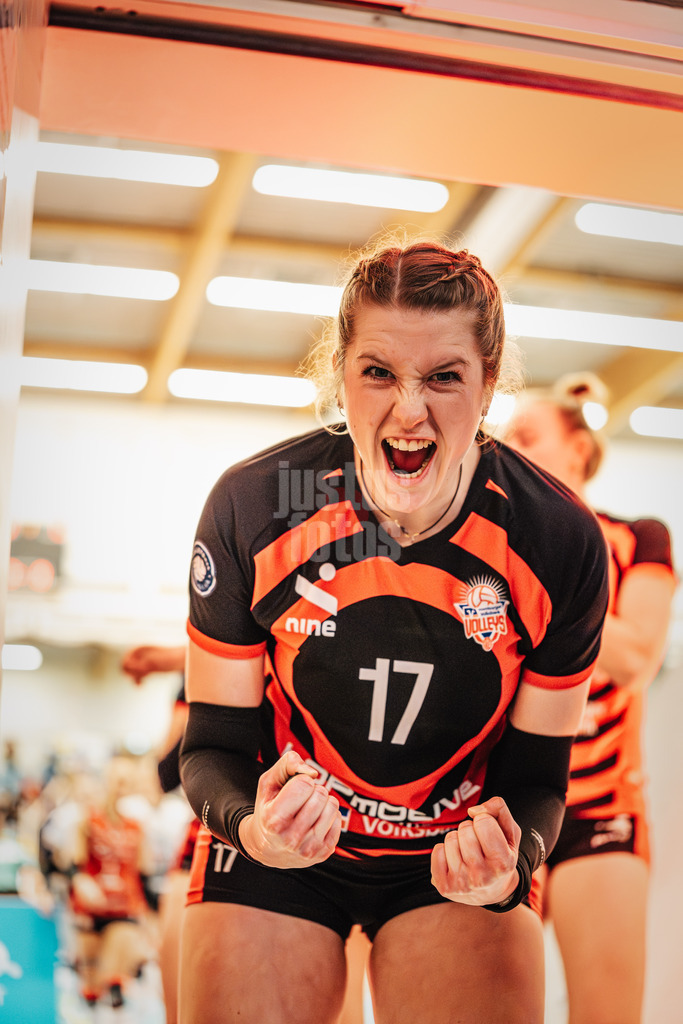 Volleyball | Frauen | Saison 2025/2026 | Volleyball Bundesliga | ETV Hamburger Volksbank Volleys vs. Dresdner SC | 15.11.2025 | Louisa Krams (#17, ETV Hamburger Volksbank Volleys) auf dem Weg in die Kabine