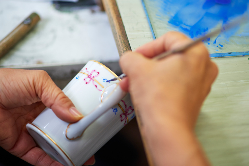 Wiener Porzellanmanufaktur Augarten | Wien, Austria - July 17, 2017: Wiener Porzellanmanufaktur Augarten, Porzellantasse wird mit Muster bemalt. - Realisiert mit Pictrs.com