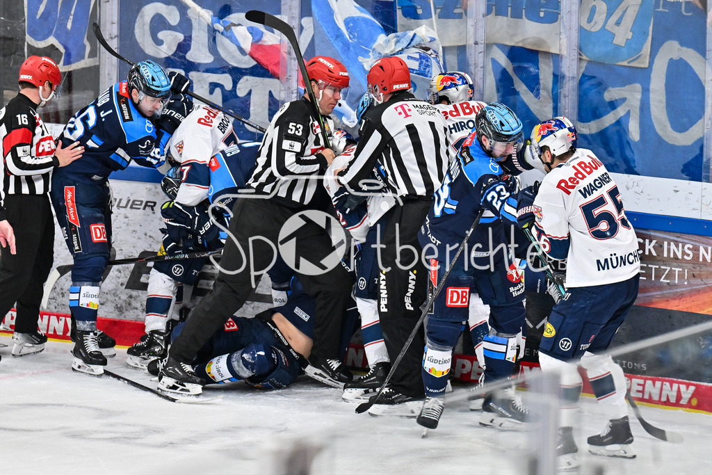 ERC Ingolstadt - EHC RB München | INGOLSTADT, GERMANY - 27. MAERZ: kurz vor Spielende gibt es noch eine kleine Rauferei / Faustkampf / Fight während dem Match zwischen dem ERC Ingolstadt und dem EHC RB München bei Spiel 2 des DEL Playoff Viertelfinales in der Saturn Arena