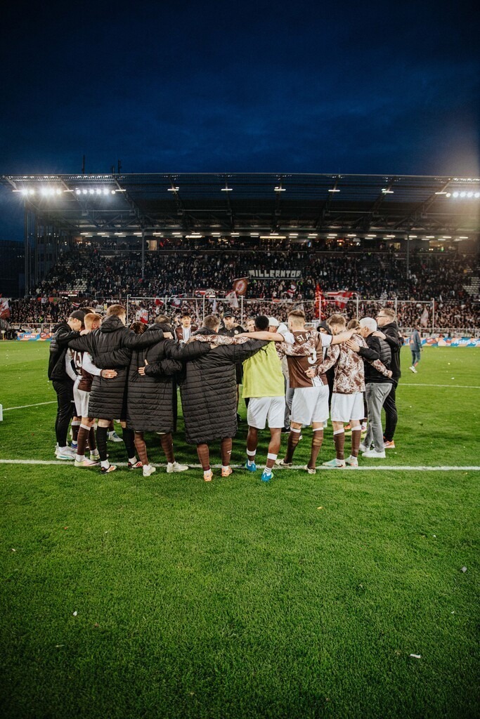 IMG_5941 | Der offizielle Shop für FC St. Pauli Fotos. Wähle aus Spielszenen & Fanmomenten dein FCSP Wunschformat. Wir liefern Millerntor-Atmosphäre.