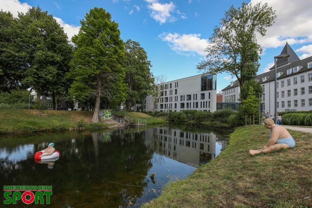 Schwimmreifenmann_Grazie_18 | Die „Alltagsmenschen“ der Künstlerin Christel Lechner zu Gast in der Grafenstadt Moers. Auf einem Rundgang durch die Moerser Innenstadt warten nun rund zwei Dutzend liebevoll gestaltete „Alltagsmenschen“ noch bis Ende Oktober darauf, den Betrachtern ein Schmunzeln ins Gesicht zu zaubern.

„Mit meiner Kunst und meinen Arbeiten möchte ich die Menschen berühren und sie dort abholen, wo sie stehen. Und wenn mir das gelingt, ist das wirklich beflügelnd“, so Christel Lechner. - Realisiert mit Pictrs.com