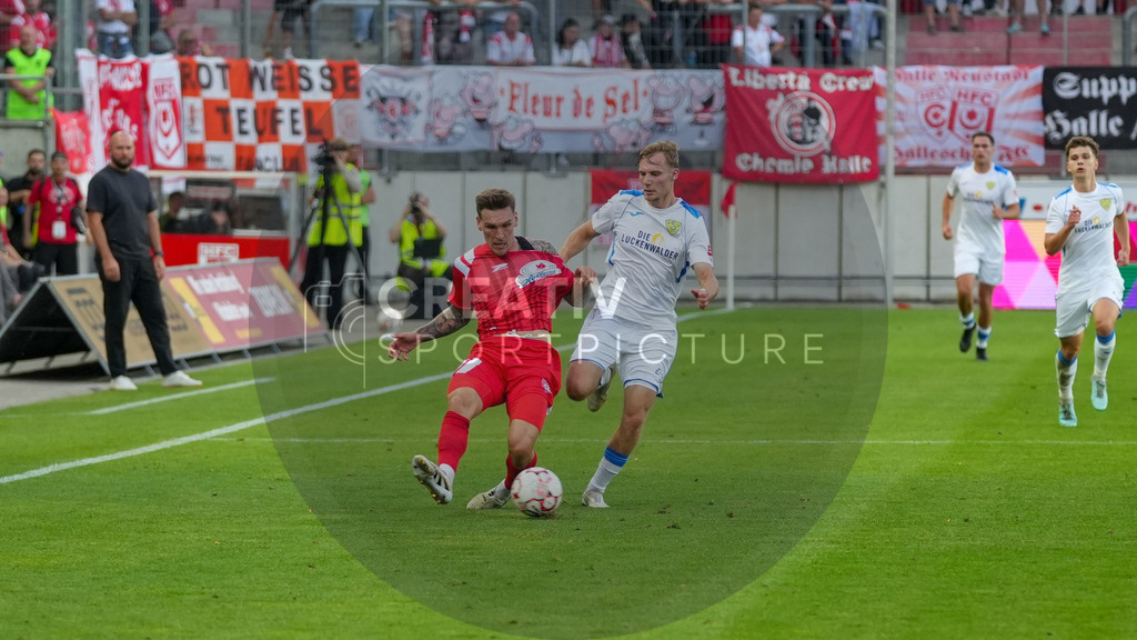 Fußball, Herren, Saison 2025/2026, Regionalliga Nordost, 5. Spieltag, Hallescher FC vs. FSV 63 Luckenwalde, Dienstag 26.08.2025, Leuna-Chemie-Stadion Halle, | Fußball, Herren, Saison 2025/2026, Regionalliga Nordost, 5. Spieltag, Hallescher FC vs. FSV 63 Luckenwalde, Dienstag 26.08.2025, Leuna-Chemie-Stadion Halle, Im Bild: Niclas Stierlin (l. Halle) und Fabio Schneider (r. Luckenwalde) - Realisiert mit Pictrs.com