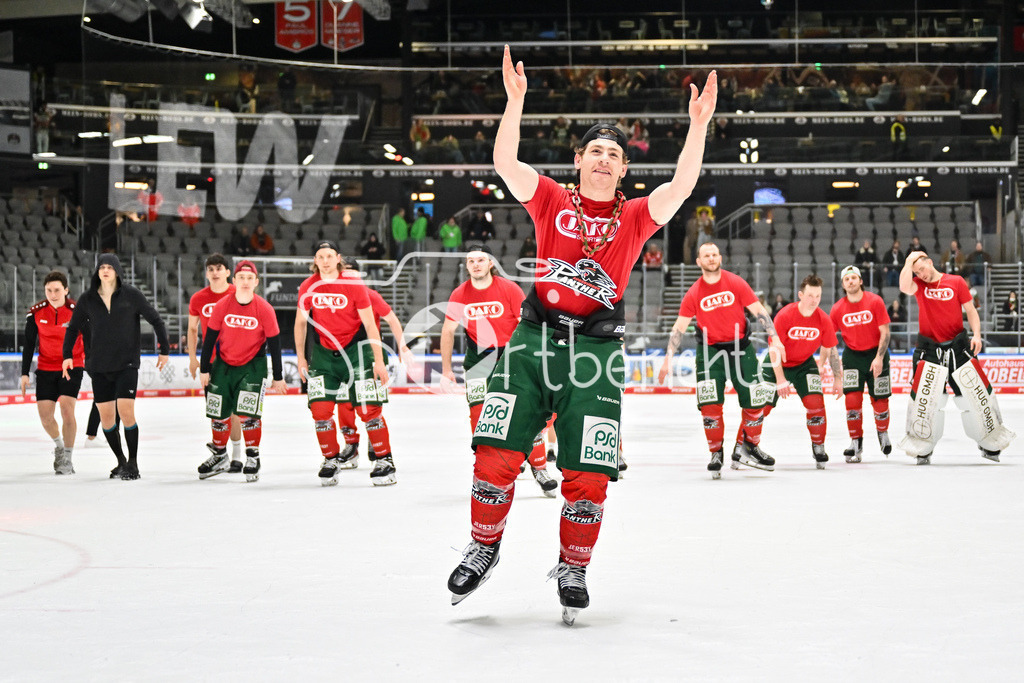 Augsburger Panther - Eisbären Berlin | AUGSBURG, GERMANY - 27. JANUARY: die Mannschaft der Panther feiert zusammen mit den Fans den 2-1 Heimsieg gegen Berlin nach dem Match zwischen den Augsburger Panthern und den Fischtown Pinguins am 43. Spieltag der Penny DEL im Curt Frenzel Stadion - Kyle MAYHEW (Augsburger Panther 27)
