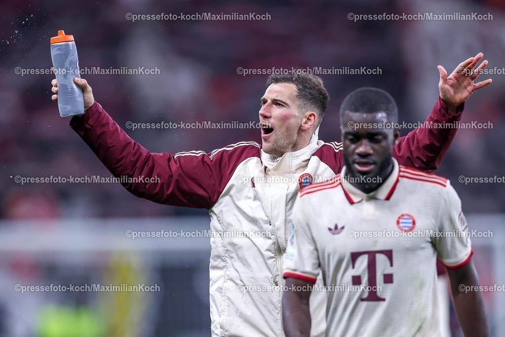 UCL11032502274 | 11.03.2025, Fußball, UEFA Champions League, Bayer 04 Leverkusen - FC Bayern München, Achtelfinale Rückspiel, BayArena, Saison 2024 2025: Abschlussjubel nach dem 2:0 Sieg für Bayern München - Leon Goretzka (FC Bayern #8) jubelndDFB regulations prohibit any use of photographs as image sequences and or quasi-video.