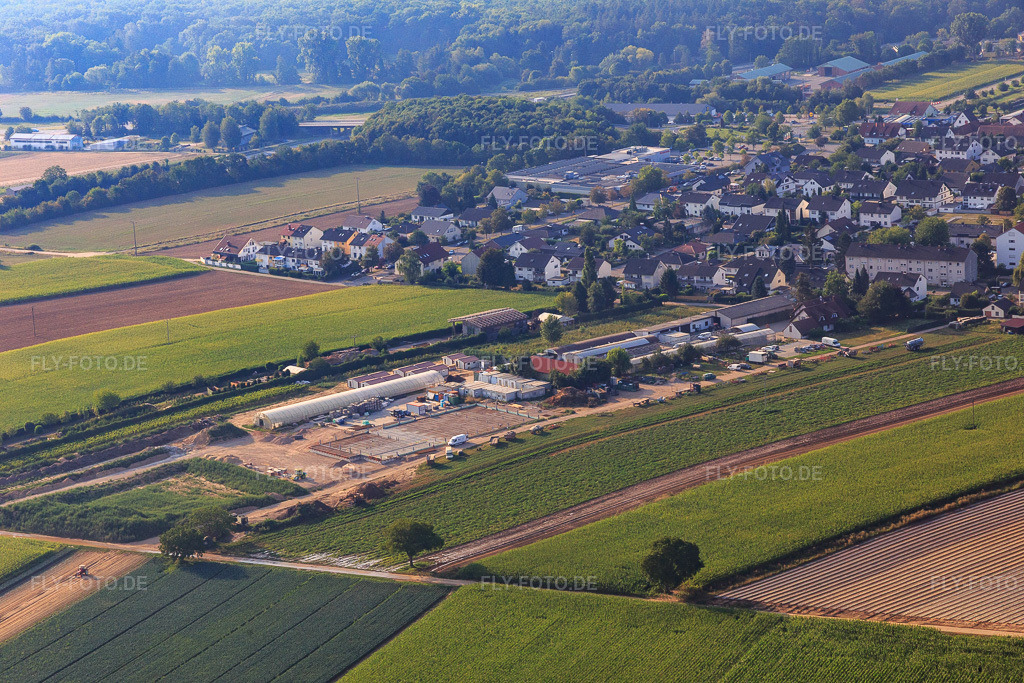 Luftbild: Kugelmann Biogemüse Neubau der Produktionshalle in Kandel im Bundesland Rheinland-Pfalz in Deutschland. Foto: IMG_122114.jpg vom 11.08.2020 durch Werner Riehm/FLY-FOTO.de