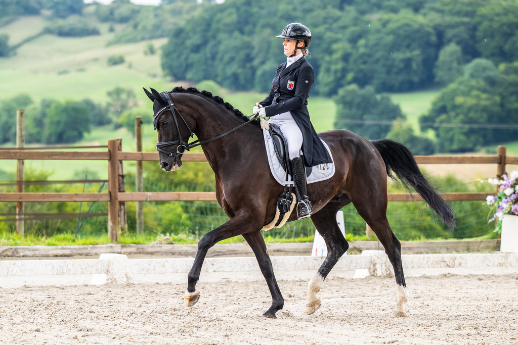 Luxembourg Dressage Championship 2025 - Senior League B | Luxembourg Dressage Championship 2025 - Pam Johanns on Dave - Realisiert mit Pictrs.com