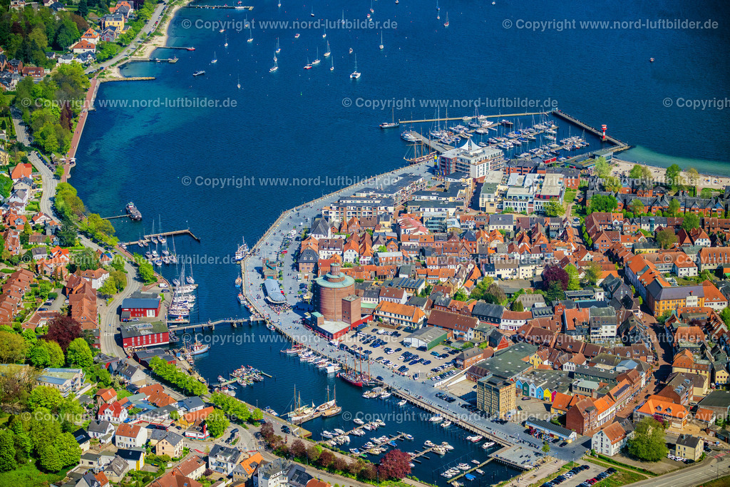 Eckernförde_Hafen_ELS_0514010524 | ECKERNFöRDE 01.05.2024 Stadtansicht vom Innenstadtbereich in Eckernförde an der Küstenlinie der Ostsee im Bundesland Schleswig-Holstein. // City view of the city area of Eckernfoerde at the coastline of the baltic sea in the state Schleswig-Holstein. Foto: Martin Elsen