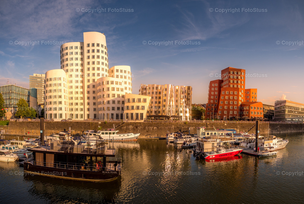 Yachthafen im Düsseldorfer Medienhafen | Der Yachthafen im Medienhafen von Düsseldorf am Rhein. - Realisiert mit Pictrs.com