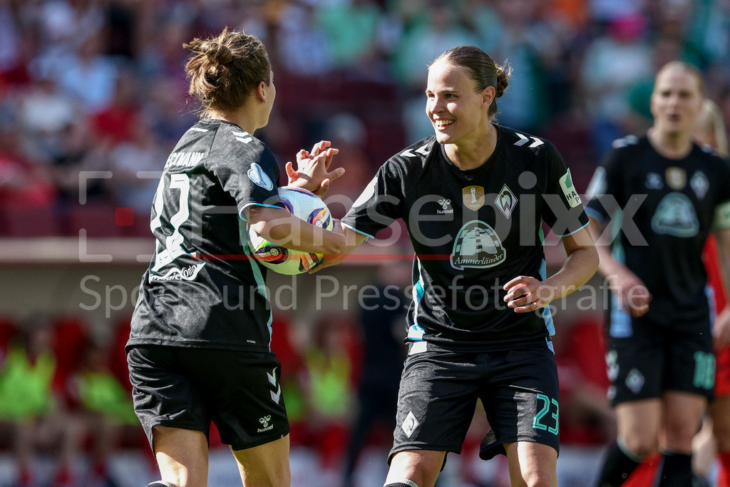 Fussball, DFB-Pokal Finale Frauen, FC Bayern München - SV Werder Bremen | v.li.: Torschützin Rieke Dieckmann (SV Werder Bremen, 22) und Hanna Nemeth (SV Werder Bremen, 23) mit Torjubel, Jubel, jubeln, jubelt, optimistisch, Spielszene, Highlight, Freude über das Tor zum 2:1, DIE DFB-RICHTLINIEN UNTERSAGEN JEGLICHE NUTZUNG VON FOTOS ALS SEQUENZBILDER UND/ODER VIDEOÄHNLICHE FOTOSTRECKEN. DFB REGULATIONS PROHIBIT ANY USE OF PHOTOGRAPHS AS IMAGE SEQUENCES AND/OR QUASI-VIDEO.