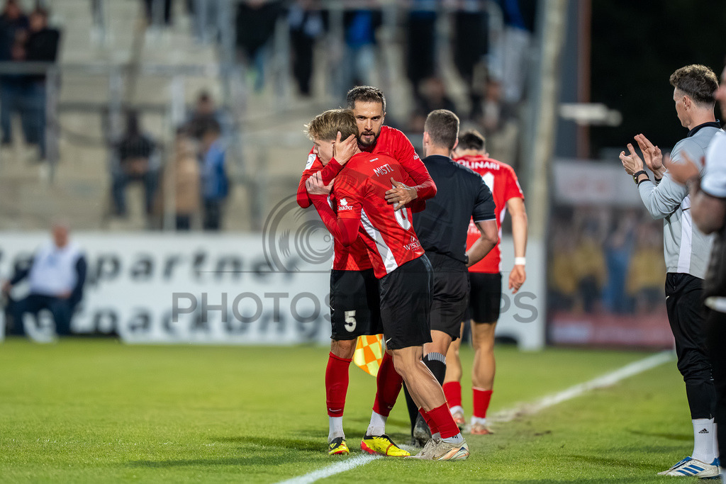 SG Sonnenhof Großaspach vs. SGV Freiberg, Fussball, Regionalliga Suedwest, 30. Spieltag, 22.04.2026 | Volkan Celiktas (SG Sonnenhof Großaspach, #05) wird ausgewechselt fuer Christian Mistl (SG Sonnenhof Großaspach, #06),SG Sonnenhof Großaspach vs. SGV Freiberg, Fussball, Regionalliga Suedwest, 30. Spieltag, 22.04.2026