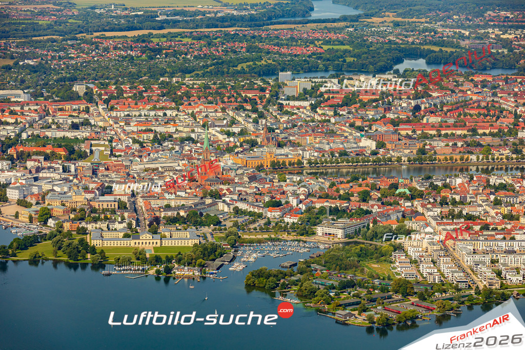 Schweriner Altstadt mit Hafen Schwerin Bild- Das Luftbild wurde 2025 vom UL-Flugzeug heraus erstellt ( keine Drohne bzw. Drohnenaufnahme ) - Hochauflösende Luftaufnahme -Nicht vergleichbar mit Google Maps oder Satelittenbilder- Die Geschenkidee !Mit Lizenz und Bildrechte bestellbar - CC
