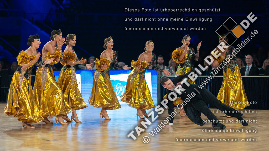 20251206-02594 | Hier finden Sie Tanz Bilder vom Latein und Standard Formationen tanzen. Sportbilder vom Tanzsport. Schöne Fotos und von Weltmeisterschaft, Europameisterschaft, Bundesliga, Regionalliga, Oberliga und Landesliga sowie von GOC Stuttgart, DanceComp, WM Bremen