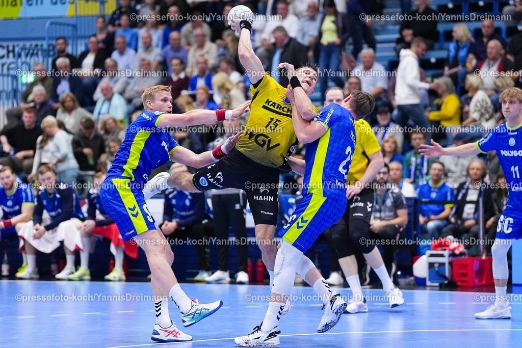 xYDR25092501050 | 25.09.2025, xydrx, Handball, 1.HBL, VFL Gummersbach - TVB Stuttgart, Schwalbe-Arena: Simone Mengon (TVB Stuttgart #15) im Zweikampf gegen Ellidi Vidarsson (VFL Gummersbach #4) und Ole Pregler (VFL Gummersbach #23)