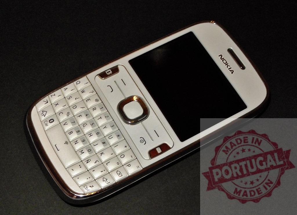 Nokia mobile phone showing blank screen on black background | White Nokia mobile phone with blank screen lying on a black background - Realisiert mit Pictrs.com