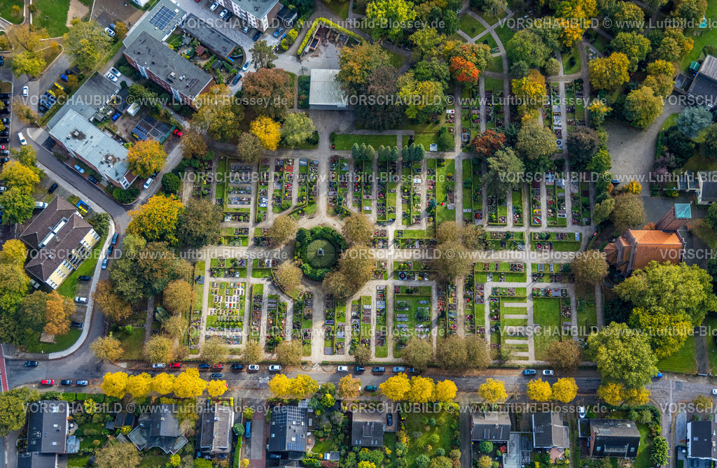 Moers241012861 | Luftbild, Utfort Friedhof Gräberfeld und evangelische Kirche Utfort, herbstliche Bäume, Rheinkamp-Utfort, Moers, Ruhrgebiet, Nordrhein-Westfalen, Deutschland