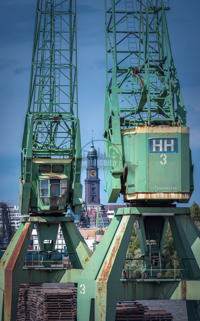 Michel vs Hafenkräne | Exklusive Hamburg collagen, tolle Segelbilder und viele weitere tolle Motive auf Leinwand, Poster, Alu-Dibond, u.v.m. findet Ihr bei uns auf hamburgbild.de. Findet Euer Wandbild für Euer Zuhause, Büro oder die  Praxis…. - Realisiert mit Pictrs.com