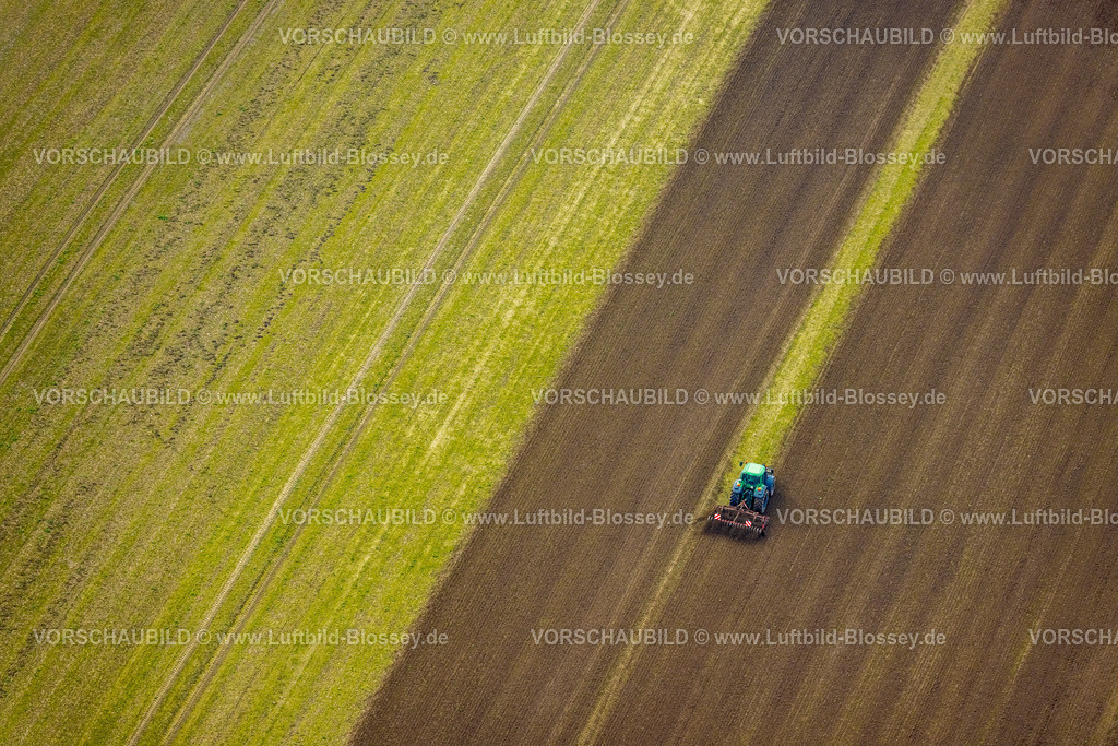 Werl240308465 | Luftbild, landwirtschaftliche Feldarbeit mit einem Traktor, Formen und Farben, Westönnen, Werl, Nordrhein-Westfalen, Deutschland