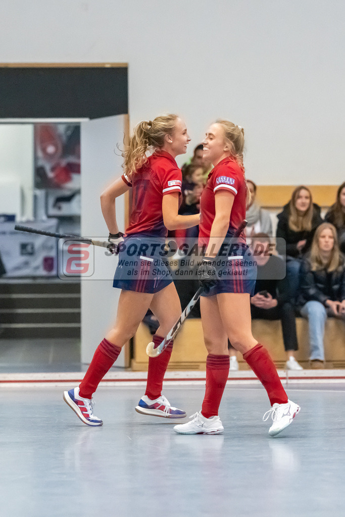 HK_20221203_101880 | 1. Bundesliga ( Halle ) Damen Düsseldorfer HC -  Bonner THV am 3.12.2022 Düsseldorfer HC, Düsseldorf , Lisa Nolte ( Düsseldorfer HC #17 ) , Sara Strauss ( Düsseldorfer HC #11 )