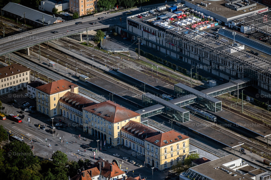 4050933 | REGENSBURG 03.09.2021 Gleisverlauf und Gebäude des Hauptbahnhofes der Deutschen Bahn im Ortsteil Galgenberg in Regensburg im Bundesland Bayern, Deutschland. Weiterführende Informationen bei: DB Netz AG,  DB Station &amp; Service AG,  Deutsche Bahn AG,  ECE Projektmanagement G.m.b.H &amp; Co. KG. // Track progress and building of the main station of the railway in the district Galgenberg in Regensburg in the state Bavaria, Germany. Further information at: DB Netz AG,  DB Station &amp; Service AG,  Deutsche Bahn AG,  ECE Projektmanagement G.m.b.H &amp; Co. KG. Foto: Gerhard Launer