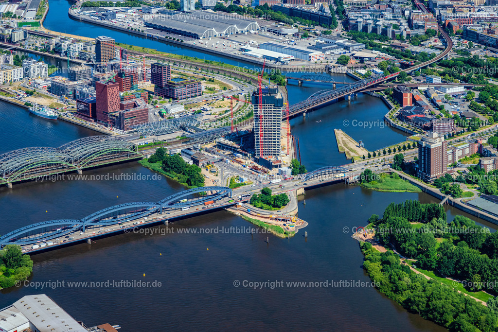 Hamburg_Elbtower_Entenwerder_Brückenbau_Hafencity_ELS_0153200625 | HAMBURG 20.06.2025 Baustelle zum Neubau des Hochhaus- Gebäudekomplexes " Elbtower " an der Zweibrückenstraße zwischen Oberhafenkanal und Norderelbe im Ortsteil HafenCity in Hamburg, Deutschland. Weiterführende Informationen bei: David Chipperfield Architects - Gesellschaft von Architekten mbH,  Ed. Züblin AG,  Implenia AG,  NOBU HOTELS CORPORATE OFFICE,  SIGNA HOLDING GMBH,  ZÜBLIN Timber GmbH. // Construction site for new high-rise building complex " Elbtower " on Zweibrueckenstrasse between Oberhafenkanal and Norderelbe in the district HafenCity in Hamburg, Germany. Further information at: David Chipperfield Architects - Gesellschaft von Architekten mbH,  Ed. Zueblin AG,  Implenia AG,  NOBU HOTELS CORPORATE OFFICE,  SIGNA HOLDING GMBH,  ZUeBLIN Timber GmbH. Foto: Martin Elsen