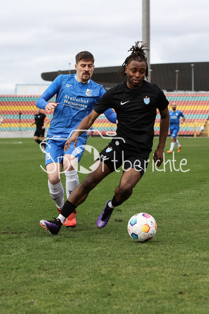 VSG Altglienicke - Viktoria Berlin | Florian SANDER (VSG #19) im Duell mit Shean MENSAH (VIK #13) / Zweikampf