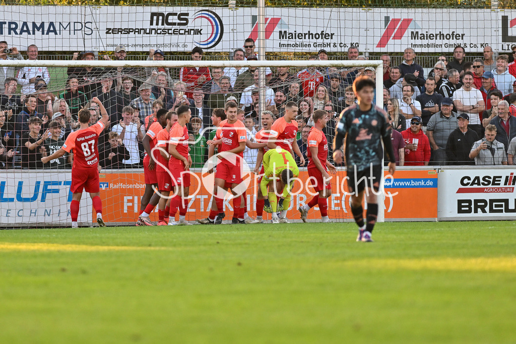 SpVgg Hankofen-Hailing - FC Bayern Amateure | Jubel der Hausherren nach dem Treffer zum 2-0 durch Tobias LERMER (Spvgg #22) / Freude / Happy / Tor / Torschuetze / Regionalliga Bayern: SpVgg Hankofen-Hailing - FC Bayern München II, Maierhofer-Bau Stadion am 20.09.2024