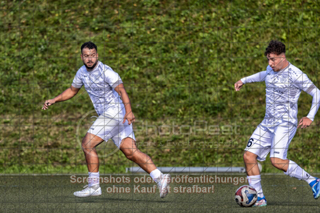 20250928_164238_0280-Bearbeitet | #,TSG Salach (weiß) vs. TSV Berkheim (blau), Fußball, Bezirksliga - Bezirk Neckar/Fils, 06. Spieltag, Saison 2025/2026, Kunstrasensportplatz, Staufenecker Straße, 73084 Salach, 28.09.2025 - 15:00 Uhr,Foto: PhotoPeet-Sportfotografie/Peter Harich