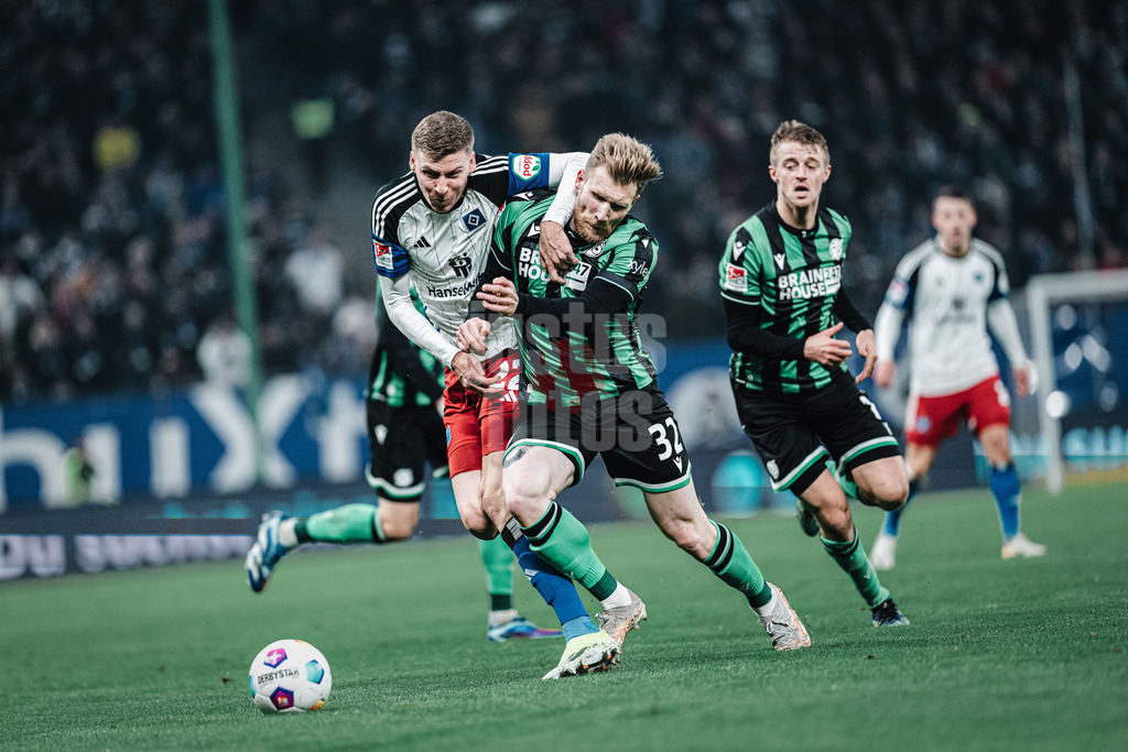 Fußball | Männer | Saison 2023/2024 | 2. Fußball-Bundesliga | 21. Spieltag | Hamburger SV vs. Hannover 96 | 09.02.2024 | harter Zweikampf zwischen Ignace Van Der Brempt (#22, HSV) und Andreas Voglsammer (#32, Hannover 96)