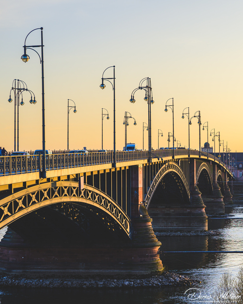 Die Theodor-Heuss-Brücke zwischen Mainz und Wiesbaden | Die Theodor-Heuss-Brücke zwischen Mainz und Wiesbaden