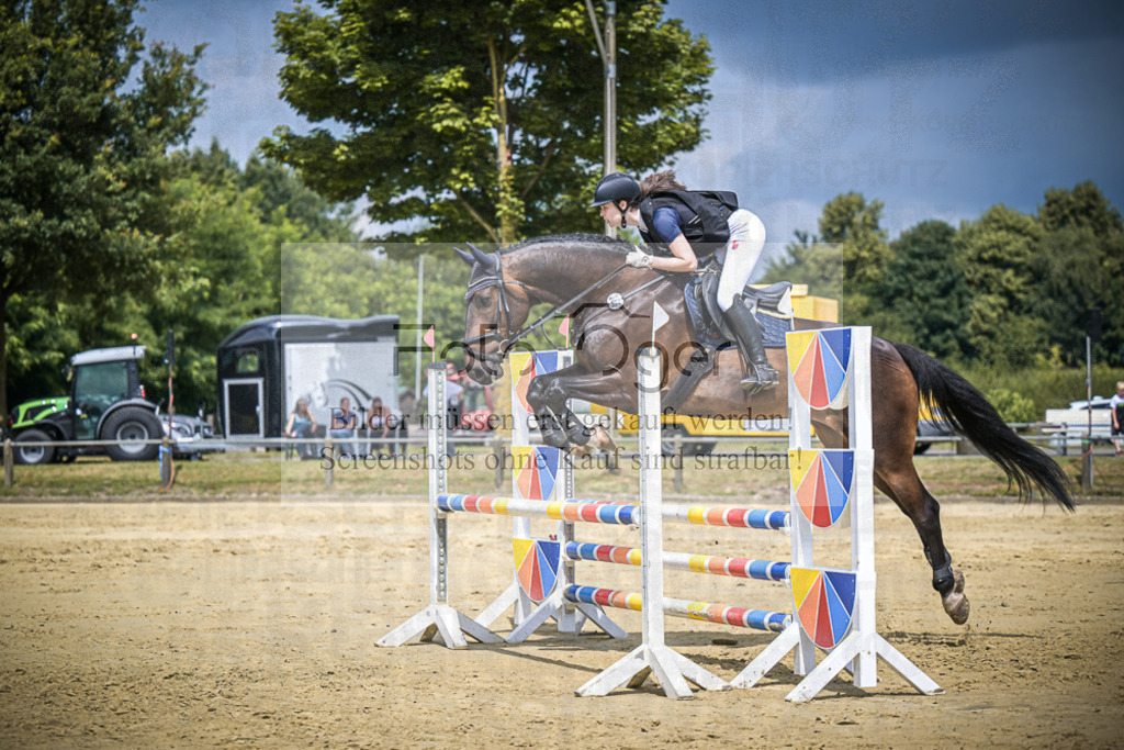 DOS_7175 | Entdecke hochwertige Reitturnierfotos von Foto Oger. Professionell, emotional und authentisch – jetzt Lieblingsmomente im Shop bestellen.Deutschlandweite Turnierfotografie. - Realisiert mit Pictrs.com