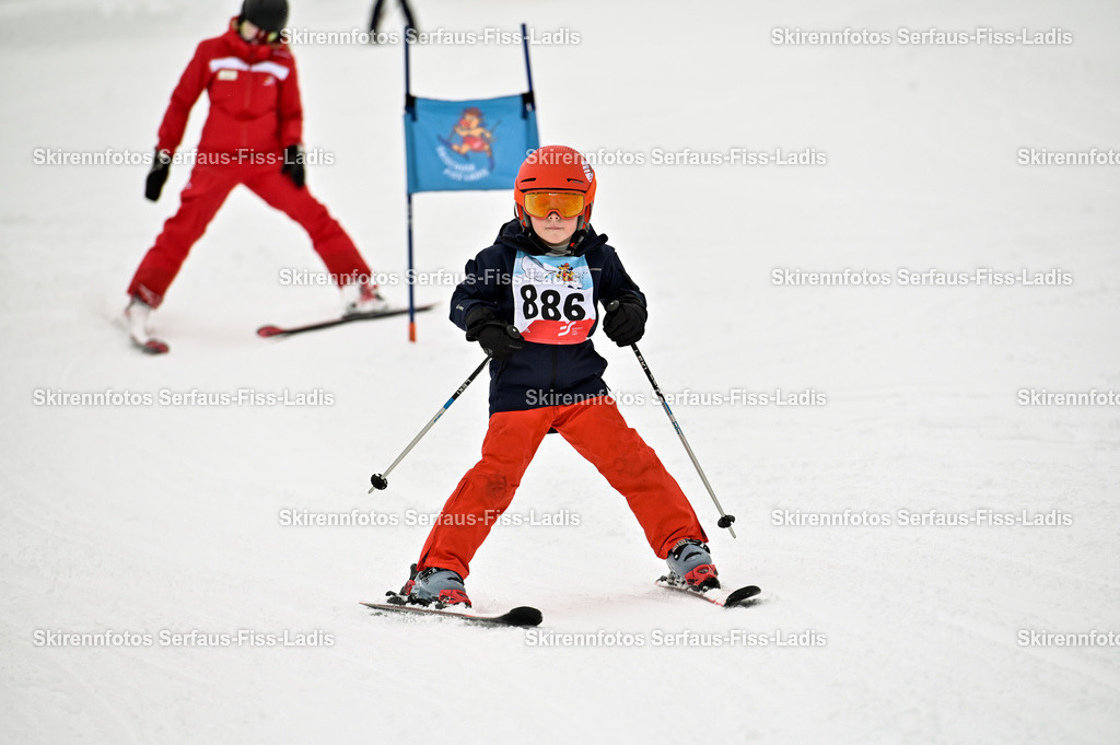 SRF_20.02.2026_1145 | Skirennfotos,Serfaus,Fiss,Ladis,Kinderskirennen,Winter,Tirol,Oberland,skirace,SFL,feelfree,weil wir's genießen,ski,Ski,skifahren,Sonnenplateau, - Realisiert mit Pictrs.com