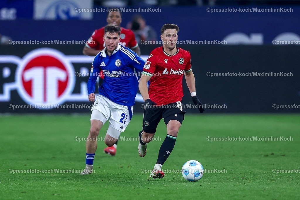 S0414032501036 | 14.03.2025, Fußball, FC Schalke 04 - Hannover 96, 2.. Fußball Bundesliga, 26. Spieltag, Veltins-Arena Gelsenkirchen, Saison 2024 2025: Enzo Leopold (Hannover96 #8) im Zweikampf gegen Mehmet Aydın (Schalke04 #23) DFB regulations prohibit any use of photographs as image sequences and or quasi-video.