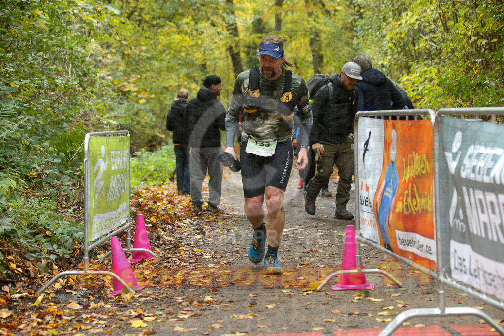 251026_1336_EX1_3740 | Sportfotografie im Rhein-Sieg Kreis, Köln, Bonn, NRW, Rheinland Pfalz, Hessen, etc. Unser Tätigkeitsfeld umfasst den Laufsport vom Volkslauf über den Marathon, Duathlon, Triathon bis zum Ultralauf wie Kölnpfad Ultra oder Schindertrail.