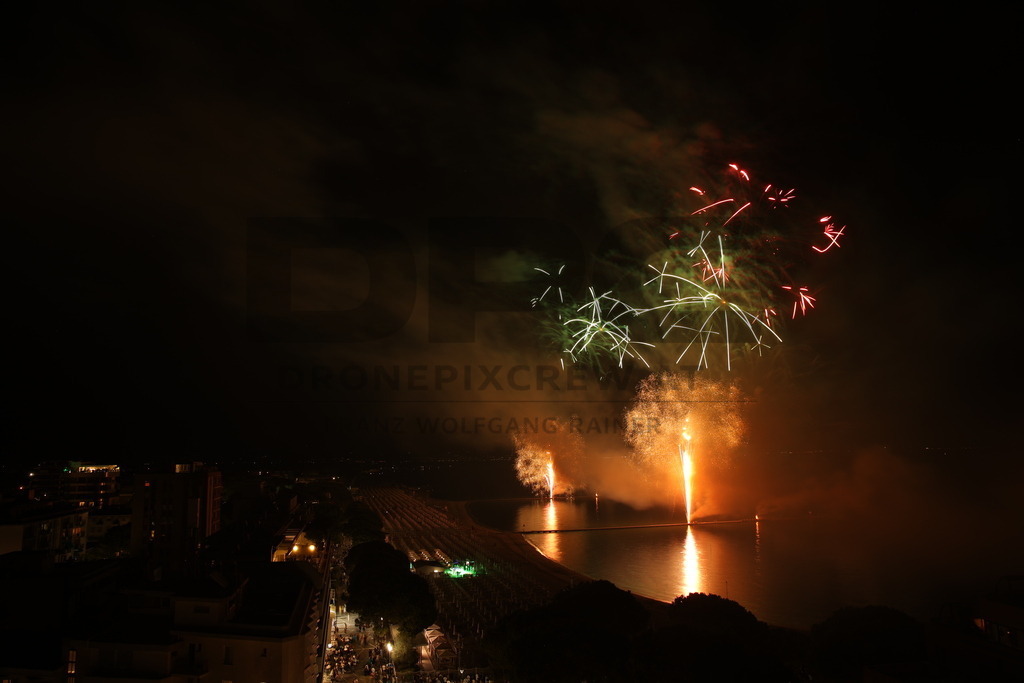 Ferragosto Fireworks in Grado, Italy | GRADO, ITALY, 15.AUG.26 - FIREWORKS - Ferragosto fireworks over the Adriatic Sea in Grado, Italy. Colorful fireworks light up the night sky above the beach, coastline and waterfront during the traditional summer celebration. - Realisiert mit Pictrs.com