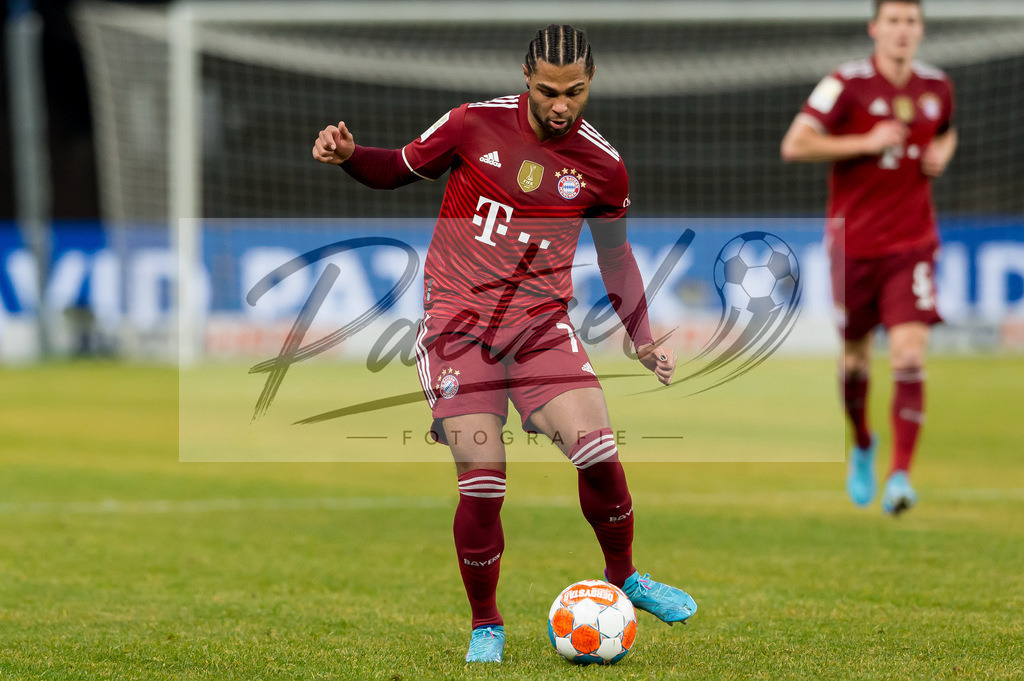 BSCFCB20220123_261 | Fussball, Herren: Serge Gnabry (FC Bayern Muenchen) in Aktion, am Ball, Einzelaktion bei dem Spiel der 1. Bundesliga zwischen Hertha BSC und FC Bayern Muenchen im Olypiastadion am 23.01.2022 in Berlin, Deutschland.DFB / DFL REGULATIONS PROHIBIT ANY USE OF PHOTOGRAPHS AS IMAGE SEQUENCES AND/OR QUASI-VIDEO. - Realisiert mit Pictrs.com