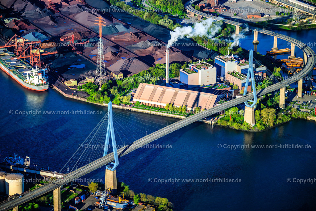 Hamburg_Waltershof_Köhlbrandbrücke_ELS_0987270425 | HAMBURG 27.04.2025 Fluß - Brückenbauwerk einer Schrägseilbrücke " Köhlbrandbrücke " über dem Rugenberger Hafen im Ortsteil Steinwerder in Hamburg, Deutschland. Weiterführende Informationen bei: Freie und Hansestadt Hamburg Landesbetrieb Straßen, Brücken und Gewässer,  HPA Hamburg Port Authority,  Ingenieurbüro GRASSL GmbH. // River - bridge construction Koehlbrandbruecke on Koehlbrandbrueckenlauf over the port Rugenberger Hafen in the district Steinwerder in Hamburg, Germany. Further information at: Freie und Hansestadt Hamburg Landesbetrieb Strassen, Bruecken und Gewaesser,  HPA Hamburg Port Authority,  Ingenieurbuero GRASSL GmbH. Foto: Martin Elsen