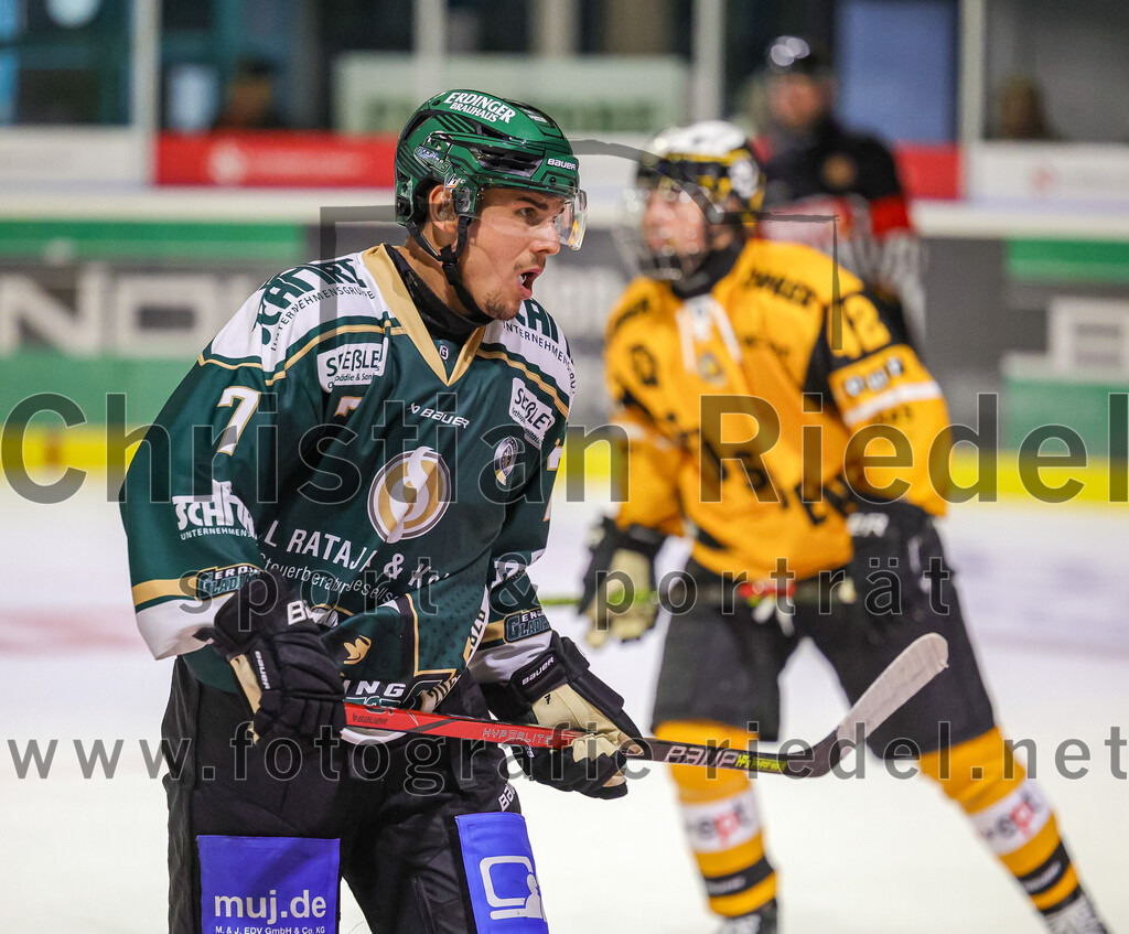 2025-08-22_066_TSV_Erding_gegen_EV_Fuessen | Erding, Deutschland, 22.08.2025:Eishockey, Oberliga Süd 2025 / 2026, Testspiel, TSV Erding gegen EV Füssen, Endergebnis: 1:4Louis Trattner (Erding Gladiators, #7)Foto: Christian Riedel / fotografie-riedel.net