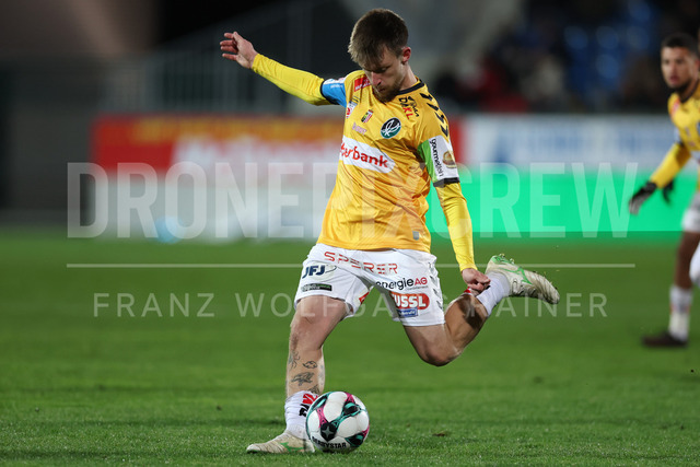 TSV Egger Glas Hartberg vs SV Oberbank Ried – Austrian Bundesliga Match | The image shows Philipp Pomer (Ried) make a kick, at the Bundesliga match TSV Hartberg vs SV Ried at Profertil Arena Hartberg. 22.11.2025
