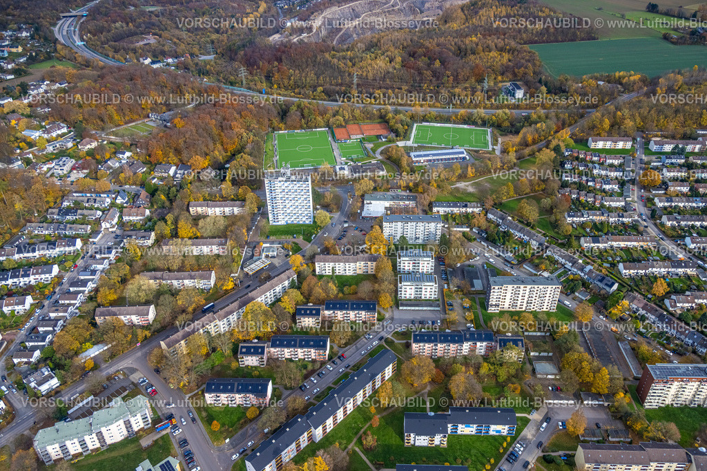 Hagen251101564 | Luftbild, Mehrfamilienhäuser und Hochhaus Wohnsiedlung Emst, Bezirkssportanlage Emst SpVg Hagen 1911 und Sportclub Concordia Hagen 1967 e.V. und Tennisclub TC Concordia Hagen e.V., Sportanlage mit Fußballstadion und Tennisplätzen, hinten die Autobahn A45, Emst, Hagen, Ruhrgebiet, Nordrhein-Westfalen, Deutschland