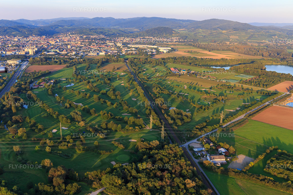 Luftbild: Bahnstrecke zerschneidet den Golfplatz des Golf-Club Bensheim e.V. in Bensheim im Bundesland Hessen in Deutschland. Foto: IMG_103086.jpg vom 28.08.2017 durch Werner Riehm/FLY-FOTO.deGolfclub Bensheim